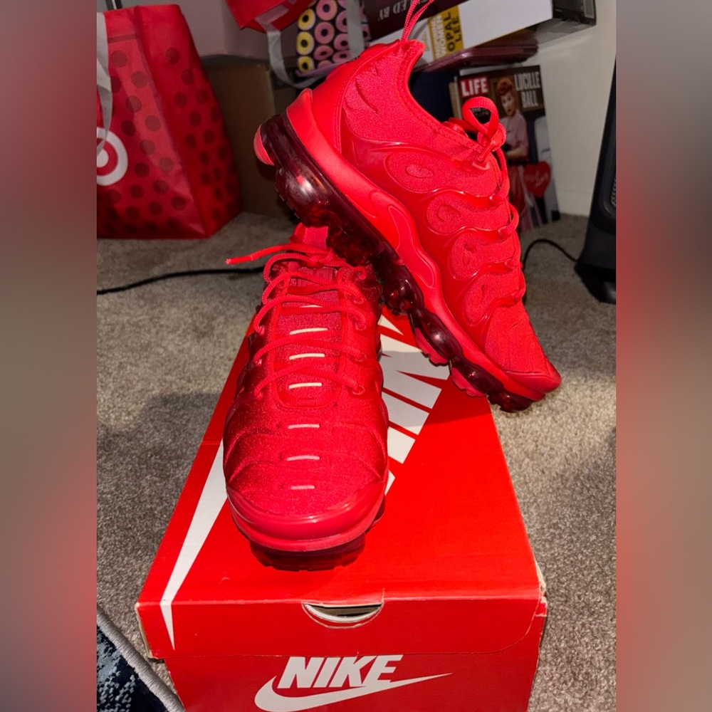 Nike All-Red VaporMax Plus